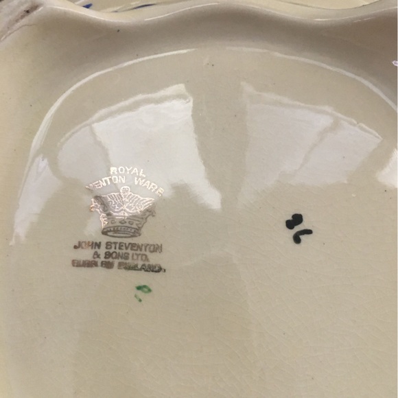 Footed covered round vegetable bowl (smaller cover) Royal Venton Ware - Picture 6 of 9